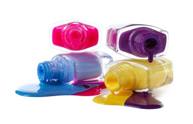 Beyaz arka planda farklı tırnak cilası