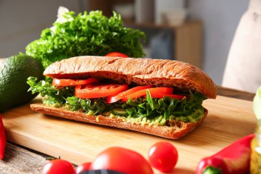 Masada lezzetli sandviçli pano.