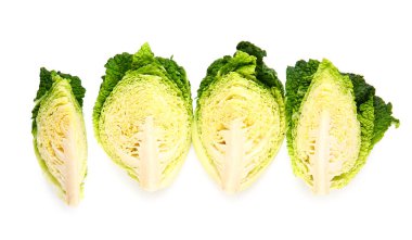 Beyaz arka planda taze savoy lahanası parçaları