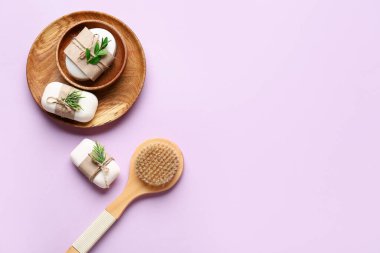 Renkli arkaplanda sabun çubukları ve masaj fırçası olan kompozisyon