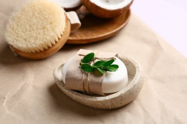 Sabunlu kase ve kağıt üzerinde masaj fırçası.