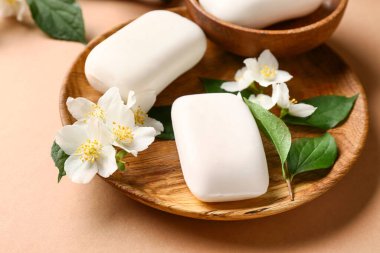 Renkli arka planda sabun çubukları ve çiçeklerle kaplama, yakın plan