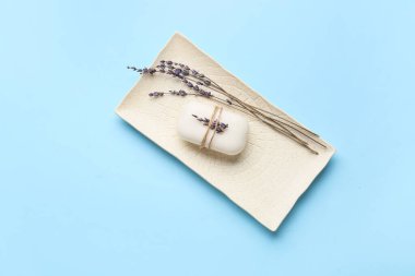 Sabun kalıplı tabak ve renk arkaplanda çiçekler