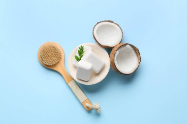 Renkli sabunlu kase, hindistan cevizi ve masaj fırçası