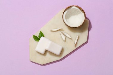 Renk arkaplanında sabun ve hindistan cevizi olan tahta