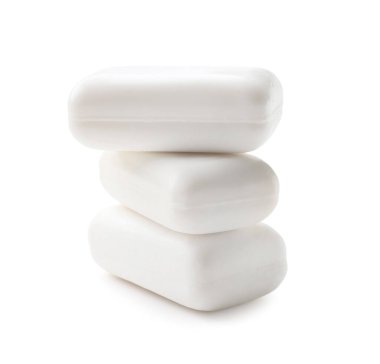 Beyaz arkaplanda sabun çubukları yığını