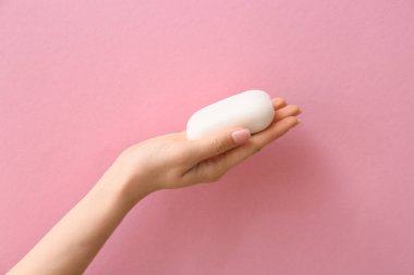 Arkaplanda sabun bulunan kadın el