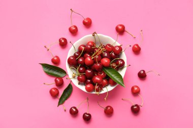 Renkli, olgun kirazlı bir kase.