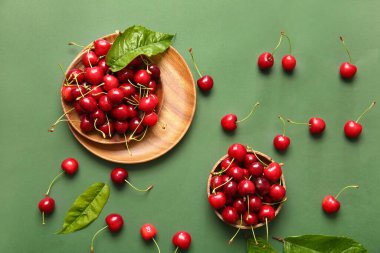 Renkli, olgun kirazlı kaseler.