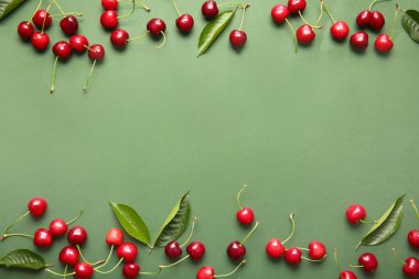 Renkli arkaplanda olgun kiraz