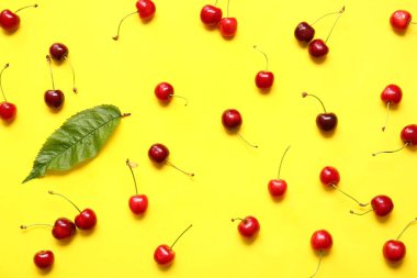 Renkli arkaplanda olgun kiraz