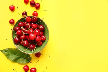 Renkli, olgun kirazlı bir kase.