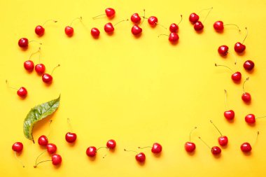 Renkli arkaplanda lezzetli olgun kirazdan yapılmış çerçeve