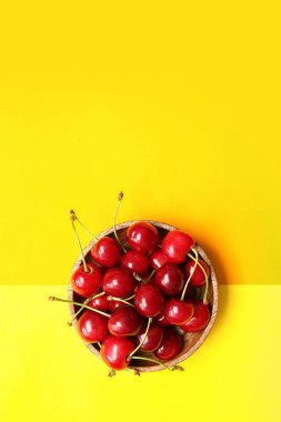 Renkli, olgun kirazlı bir kase.