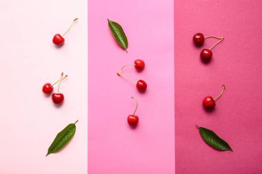 Renkli arkaplanda olgun kiraz