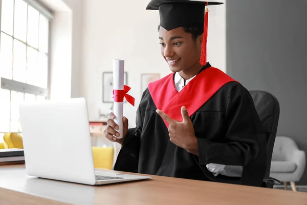卒業式の日には アフリカ系アメリカ人の学生が家にいます オンライン教育の概念 — ストック写真