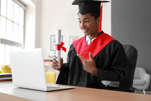 Gelukkige Afro Amerikaanse Student Zijn Afstudeerdag Thuis Concept Van Online — Stockfoto