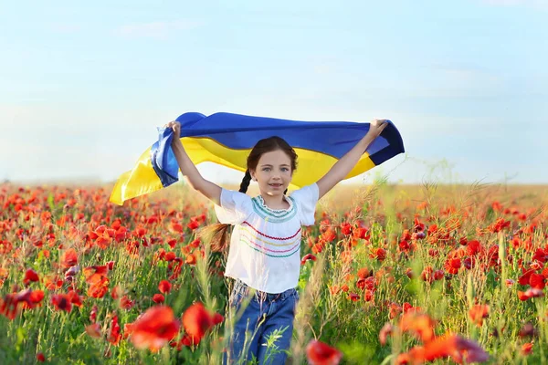 Маленька Дівчинка Українським Прапором Макове Поле — стокове фото