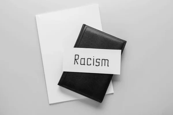 Papper Bit Med Ordet Racism Och Böcker Vit Bakgrund — Stockfoto