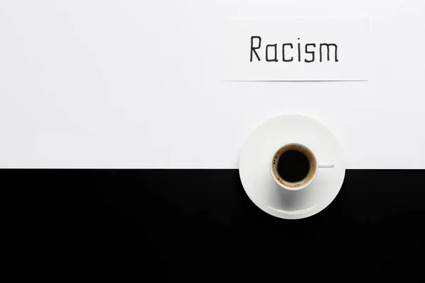 Χαρτί Λέξη Racism Και Φλιτζάνι Καφέ Μαύρο Και Άσπρο Φόντο — Φωτογραφία Αρχείου