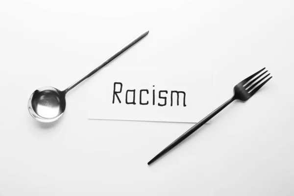 Χαρτί Λέξη Racism Κουτάλι Και Πιρούνι Λευκό Φόντο — Φωτογραφία Αρχείου