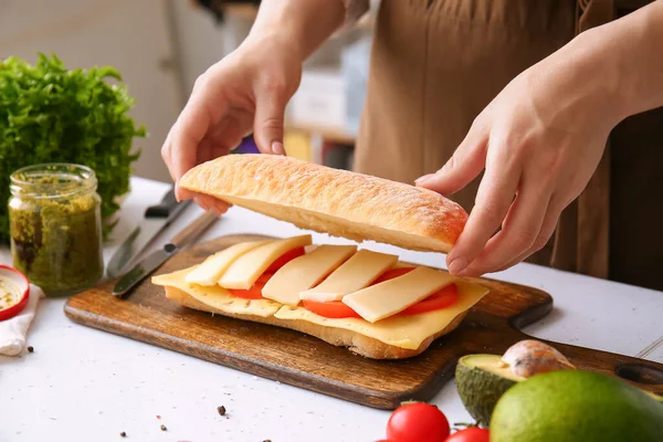 Vrouw Bereidt Lekkere Sandwich Keuken — Stockfoto