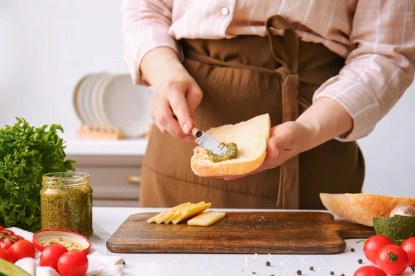 Vrouw Bereidt Lekkere Sandwich Keuken — Stockfoto