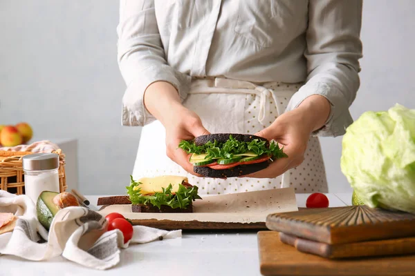 Vrouw Bereidt Smakelijke Sandwiches Lichte Achtergrond — Stockfoto