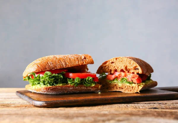 Tahta masada sandviçler.