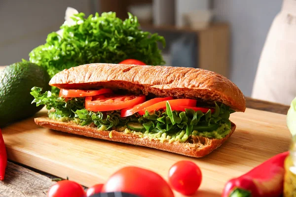 Masada lezzetli sandviçli pano.