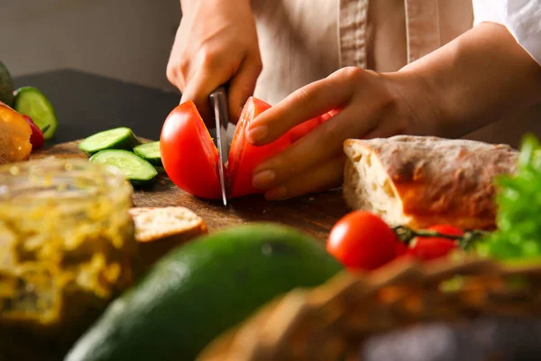 Vrouw Die Tomaat Snijdt Voor Lekkere Broodjes Tafel — Stockfoto