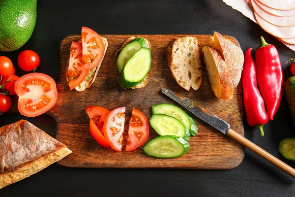 Bereiding Van Lekkere Sandwiches Donkere Achtergrond — Stockfoto