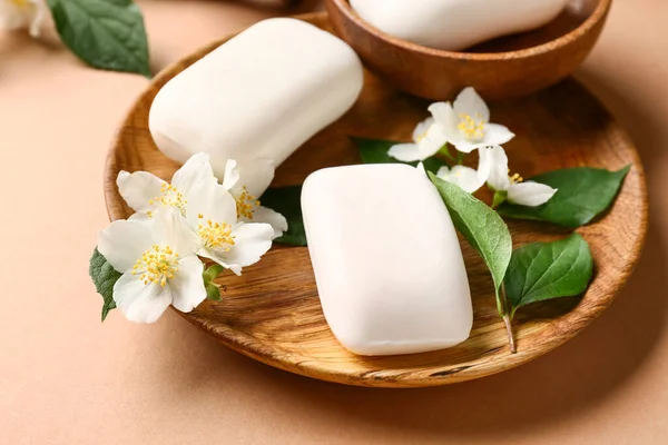 Renkli arka planda sabun çubukları ve çiçeklerle kaplama, yakın plan