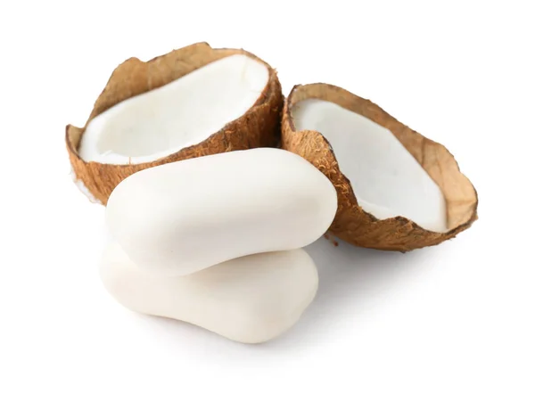 白色背景的肥皂条和椰子 — 图库照片