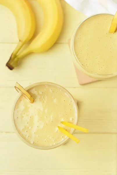 Szklanki Smacznego Koktajlu Bananowego Daiquiri Owoców Kolorowym Drewnianym Tle — Zdjęcie stockowe