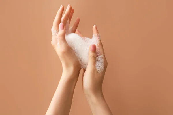 Kadın Arka Planda Sabunla Ellerini Yıkıyor — Stok fotoğraf