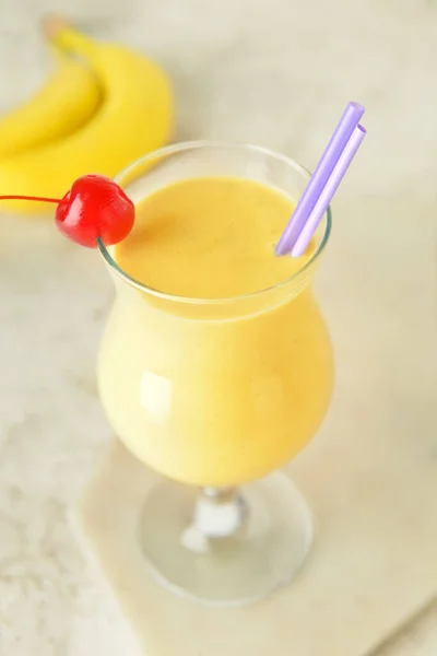 Copa Sabrosa Banana Daiquiri Cóctel Frutas Sobre Fondo Grunge —  Fotos de Stock