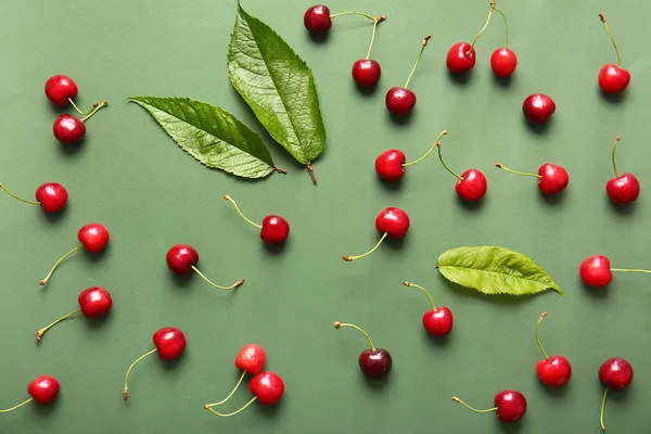 Renkli arkaplanda olgun kiraz