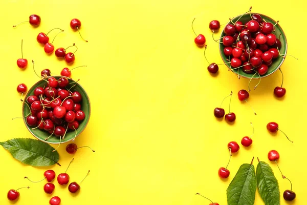 Renkli, olgun kirazlı kaseler.