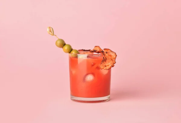 Glass Bloody Mary Cocktail Garnished Bacon Olives Color Background — Stock Photo, Image