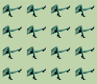 Yeşil arka planda tayt giymiş güzel genç kadınlar.