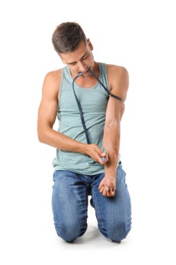 Erkek keş beyaz arkaplanda enjeksiyon yapıyor