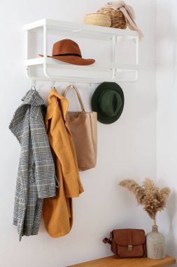 Modern koridorun şık iç tasarımı