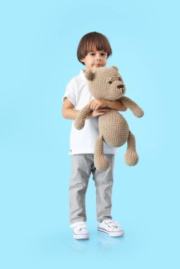 Renkli oyuncak ayısı olan şirin bir çocuk.