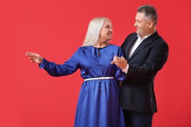 Renkli arka planda dans eden olgun çift