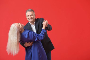 Renkli arka planda dans eden olgun çift