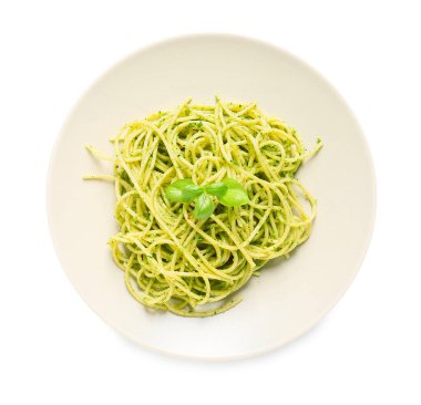 Beyaz arka planda lezzetli pesto makarna tabağı