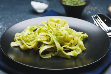 Masada lezzetli soslu makarna tabağı.