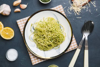 Koyu arkaplanda lezzetli pesto makarna tabağı