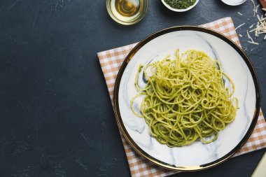 Koyu arkaplanda lezzetli pesto makarna tabağı
